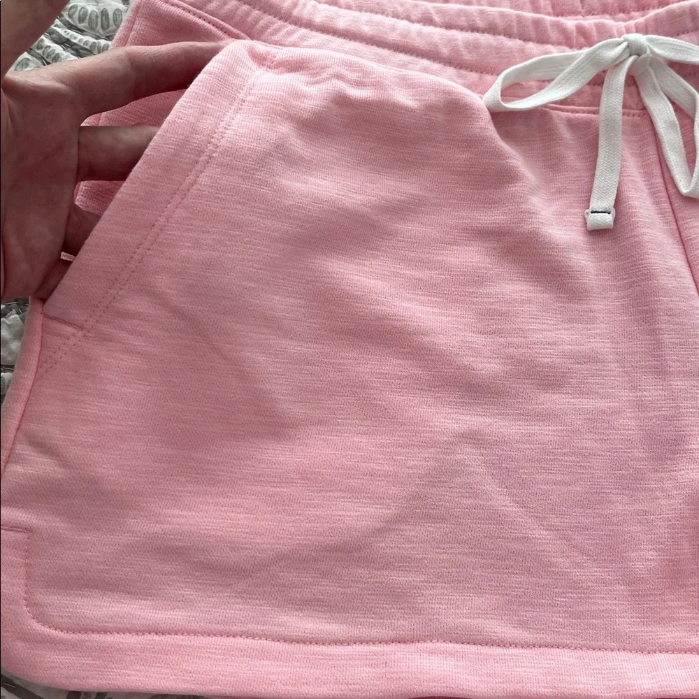 NWOT Vineyard Vines pink shorts, size M. - Picture 10 of 11